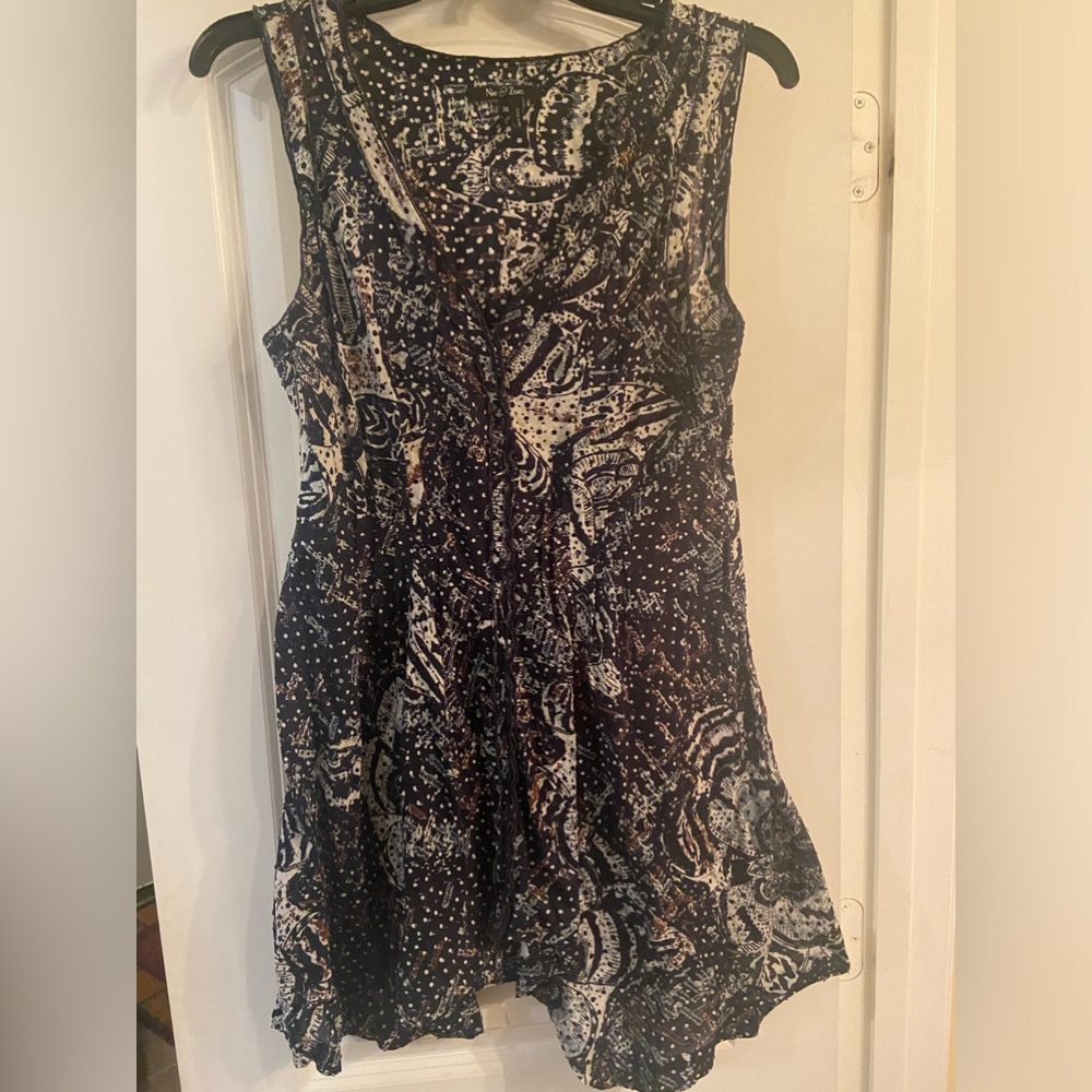 Nic + Zoe sleeveless , long cotton top. Size M